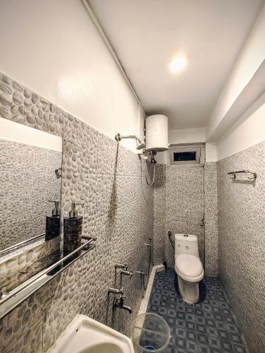 hidden monkey backpackers darjeeling