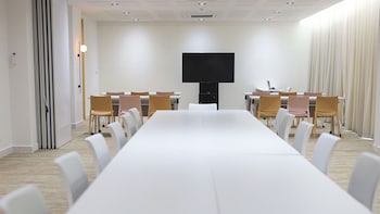 b2 ubon airport premier hotel