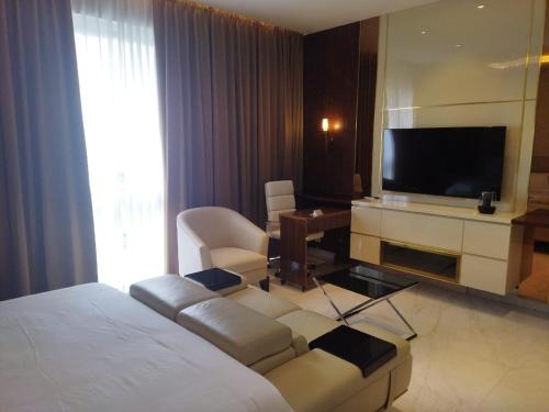 luxury studio apartment attached to leela hotel