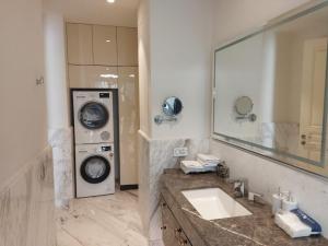 luxury studio apartment attached to leela hotel