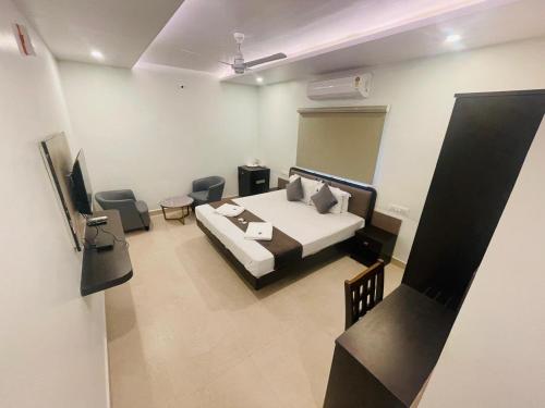 hotel ramdev chikodi