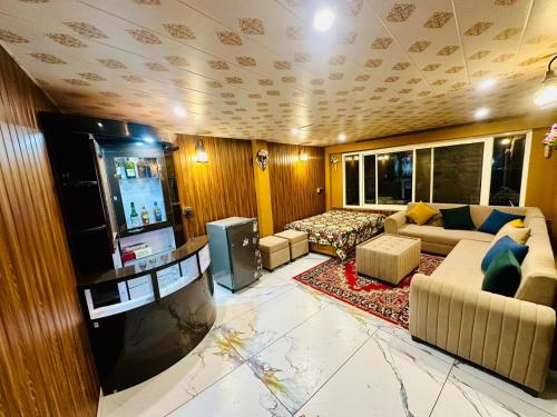 Heaven By Lake & Woods,,3 star