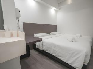 a hotel dickson stay from 9pm to 8am