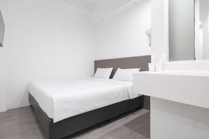 a hotel dickson stay from 9pm to 8am
