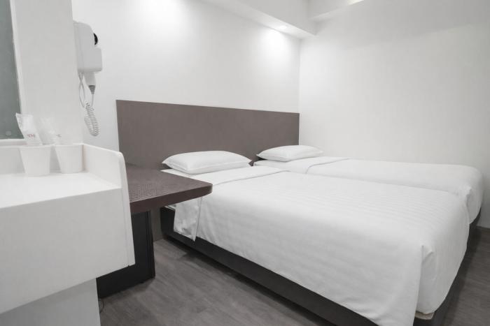 a hotel dickson stay from 9pm to 8am