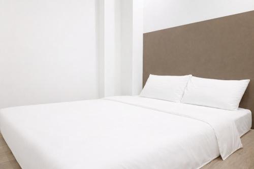 a hotel dickson stay from 9pm to 8am