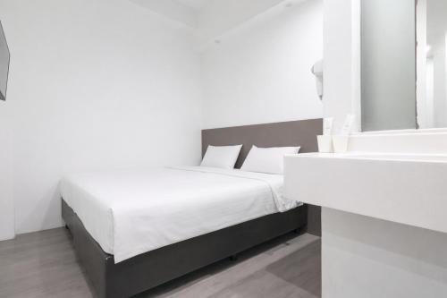 a hotel dickson stay from 9pm to 8am