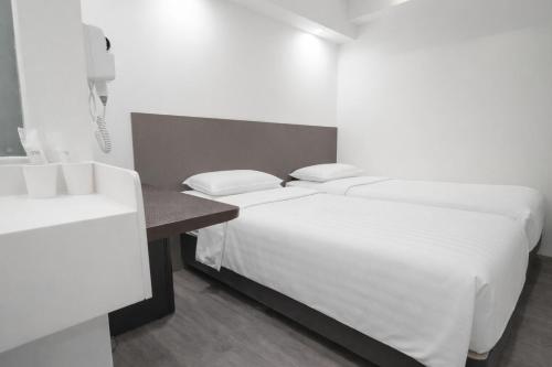 a hotel dickson stay from 9pm to 8am