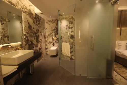 Sapphire Blue,,3 star