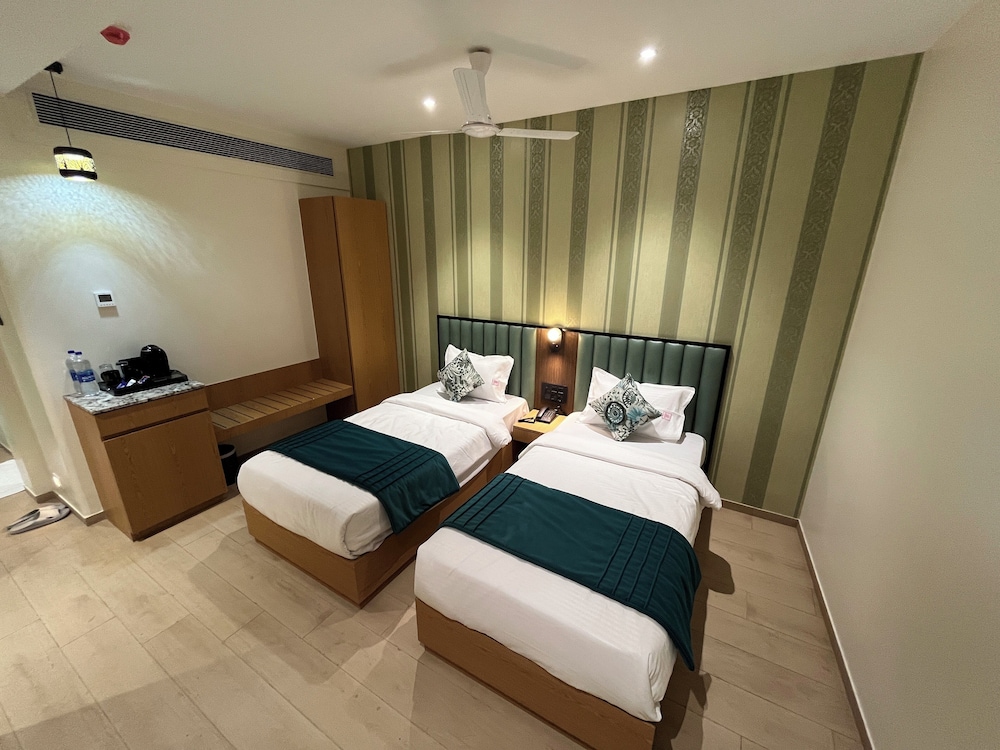 esquire hotel mumbai