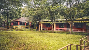 whispering peepul resort