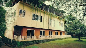 whispering peepul resort