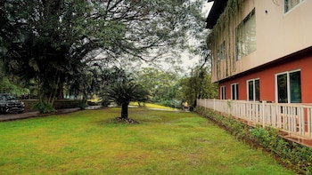 whispering peepul resort