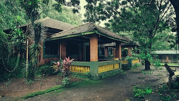 whispering peepul resort