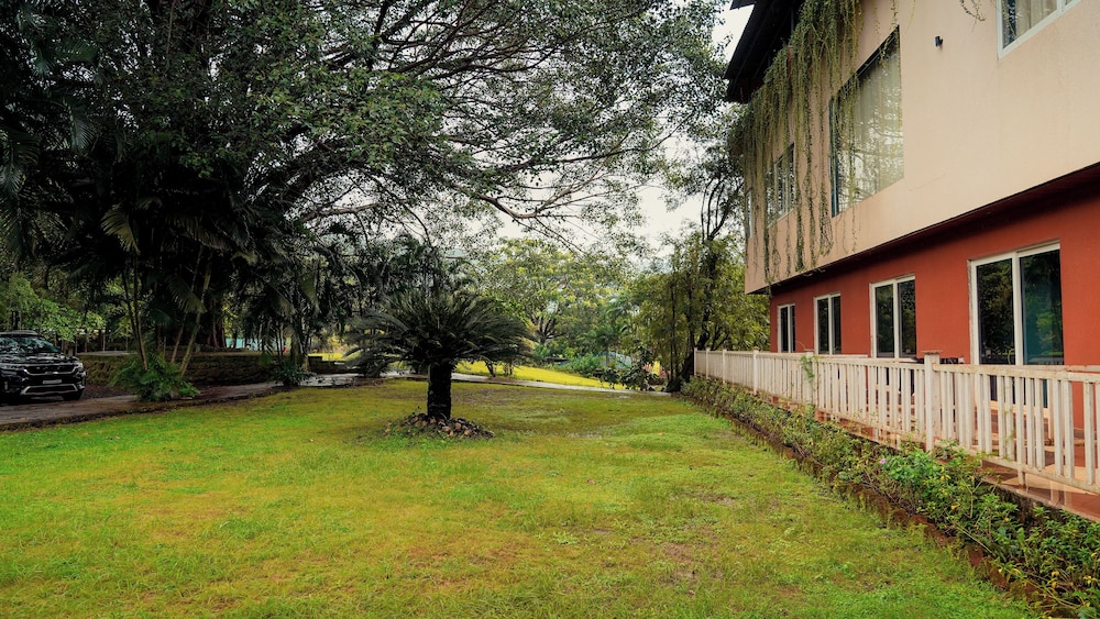 whispering peepul resort