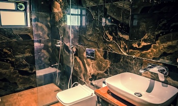 whispering peepul resort