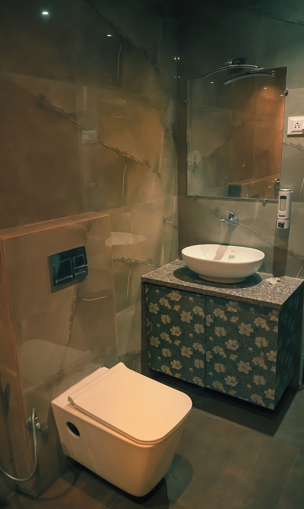 whispering peepul resort