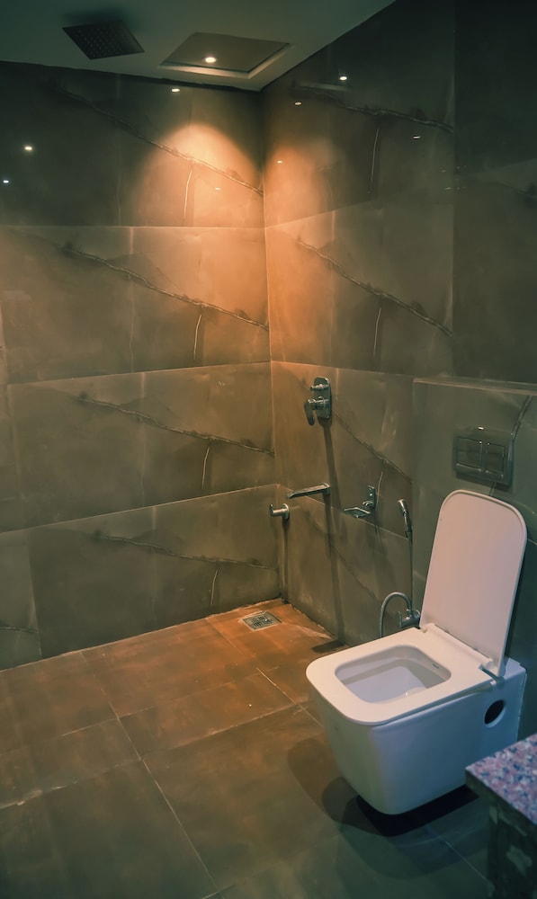 whispering peepul resort