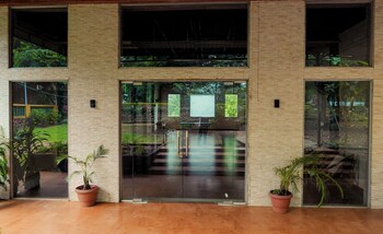 whispering peepul resort