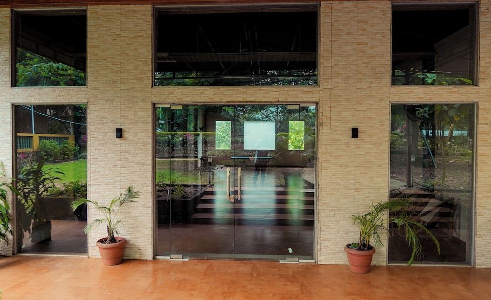 whispering peepul resort