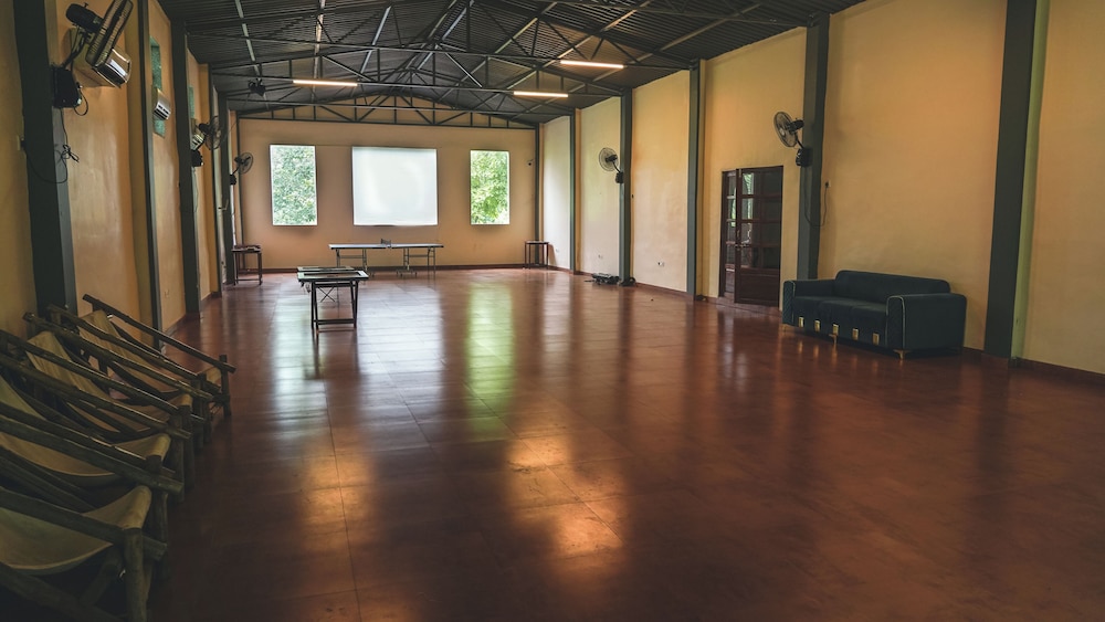 whispering peepul resort