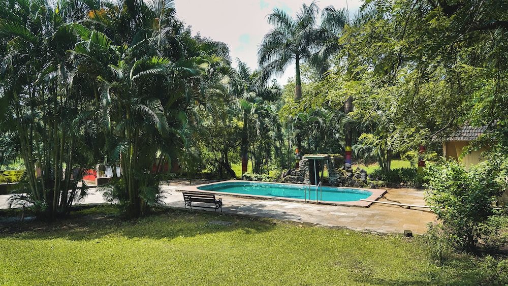 whispering peepul resort