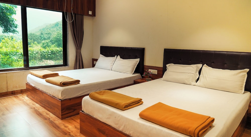 whispering peepul resort