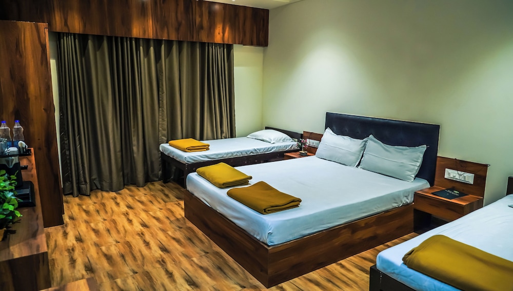 whispering peepul resort