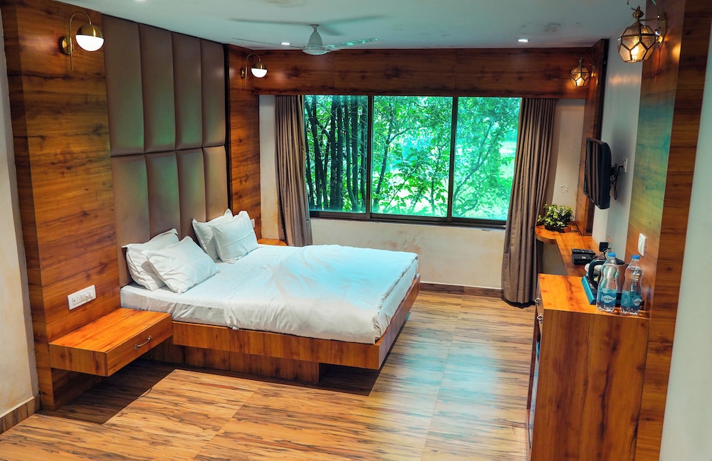 whispering peepul resort