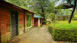 whispering peepul resort