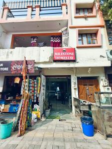 milestone homestay agra
