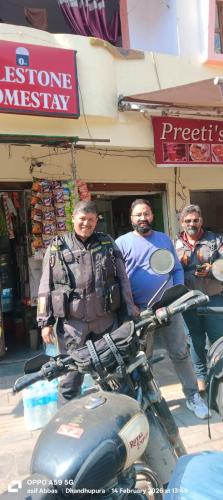 milestone homestay agra