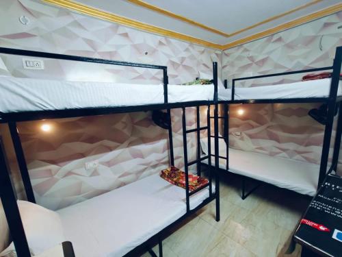 milestone homestay agra