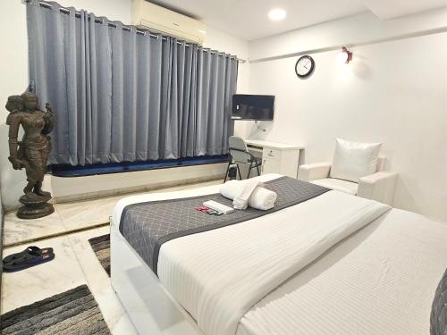 Astha Kandivali Service Apt,,3 star