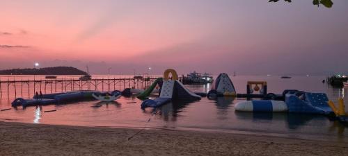 rockstar beach apartments