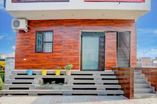 oyo 829306 hill view luxurious rooms