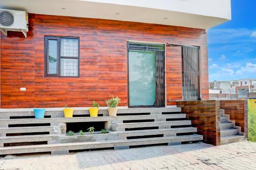 oyo 829306 hill view luxurious rooms