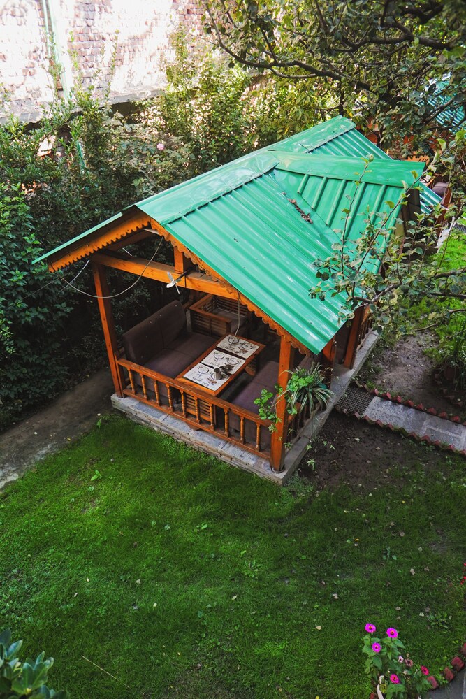 hide in old manali