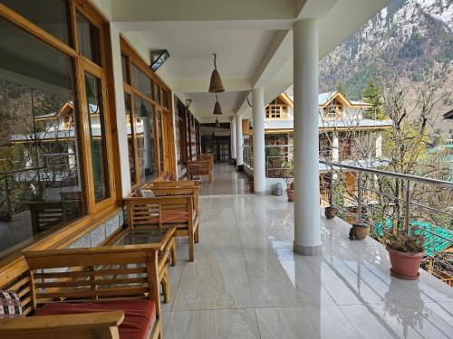 hide in old manali