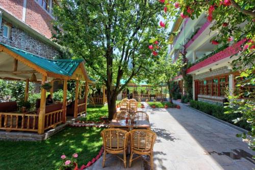 hide in old manali