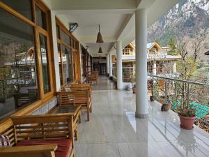 hide in old manali