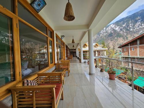 hide in old manali