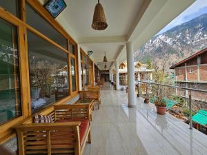 hide in old manali