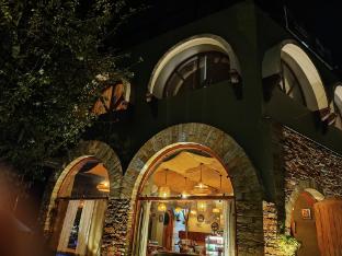 himalayan hobbit house