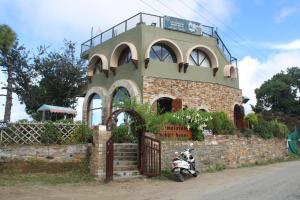 himalayan hobbit house