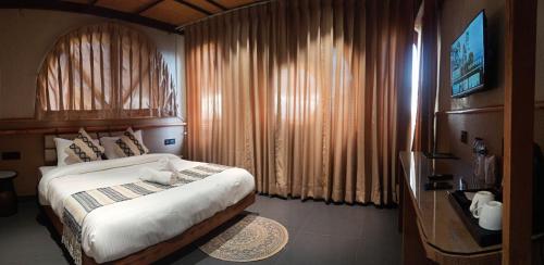 himalayan hobbit house