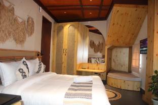 himalayan hobbit house