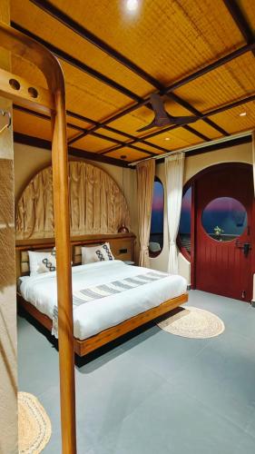 Himalayan Hobbit House,,4 star