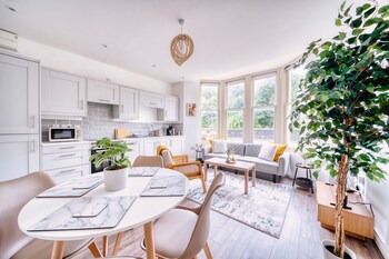 stunning 2 bed city centre and bute park