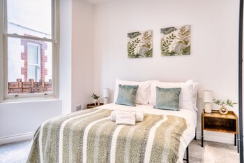stunning 2 bed city centre and bute park